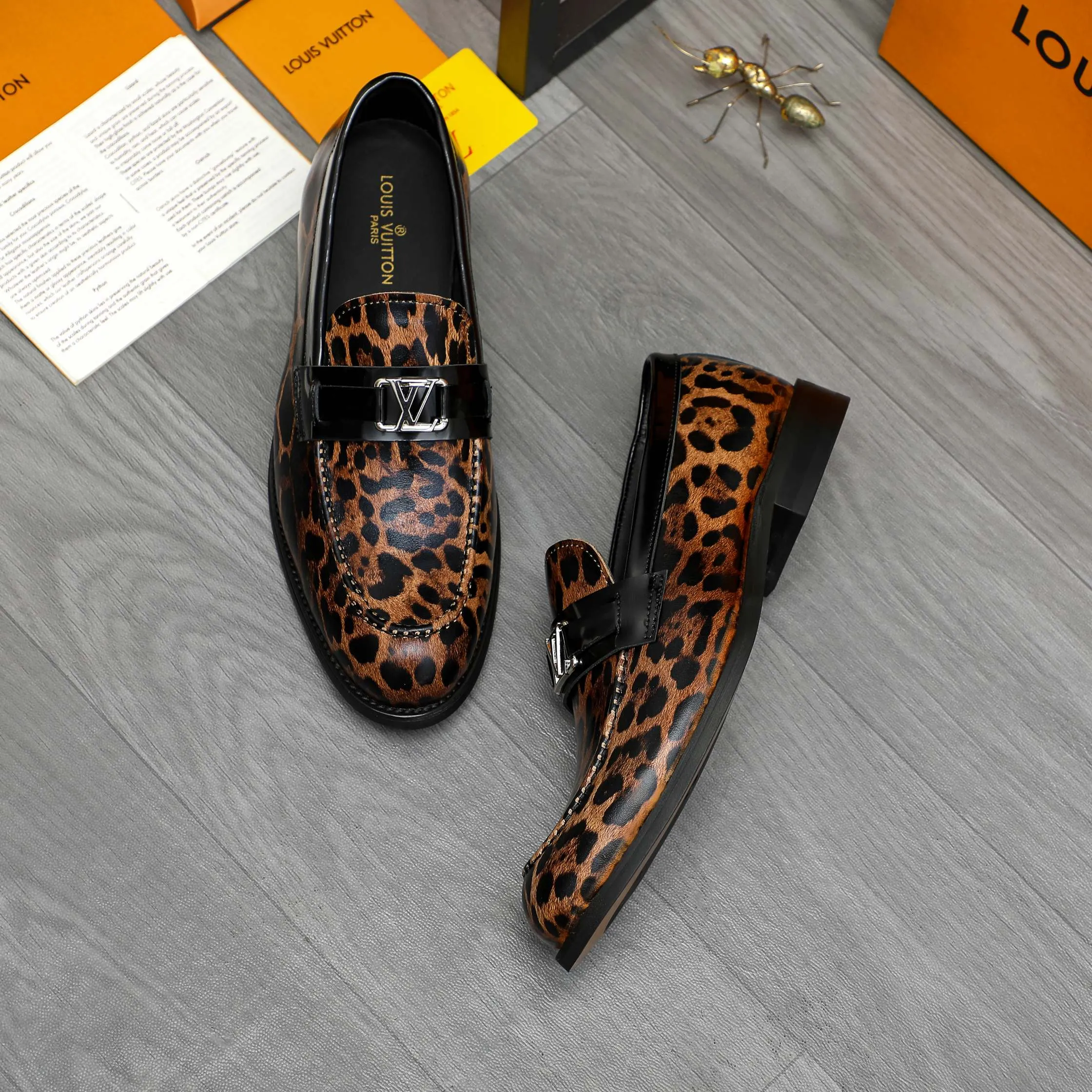Men's shoes 💰p460 Product trademark: LV "Louis Vuitton" business slip-on leather shoes Regular size: 39-45 (45 is custom-made and non-returnable) Product materials: Selected leopard print cowhide stitching upper, cowhide lining, original rubber outsole